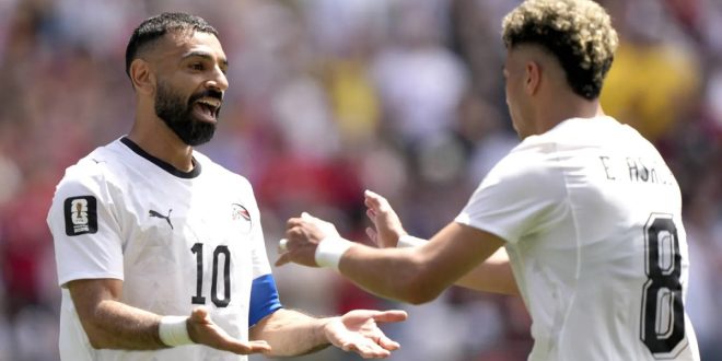 محمد صلاح وامام عاشور لاعبي منتخب مصر
